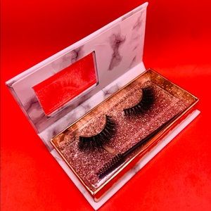 “Starburst” Mink Lashes(Daviadonaikouture.com)